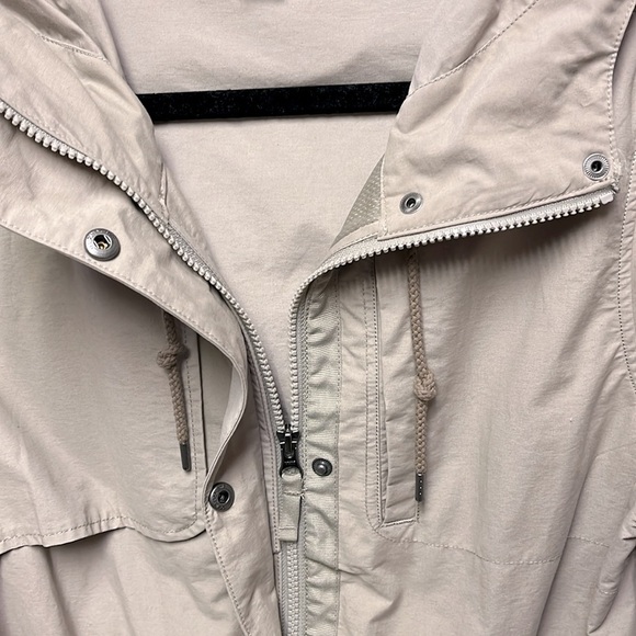 Eddie Bauer Trekker Trench in Stone/Khaki - Picture 7 of 8